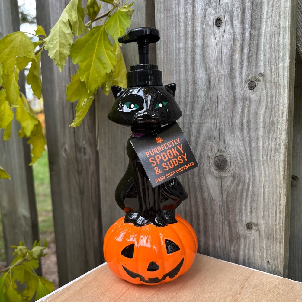 Bath & Body Works Purrfectly Spooky & Sudsy Cat On Pumpkin Hand Soap Dispenser